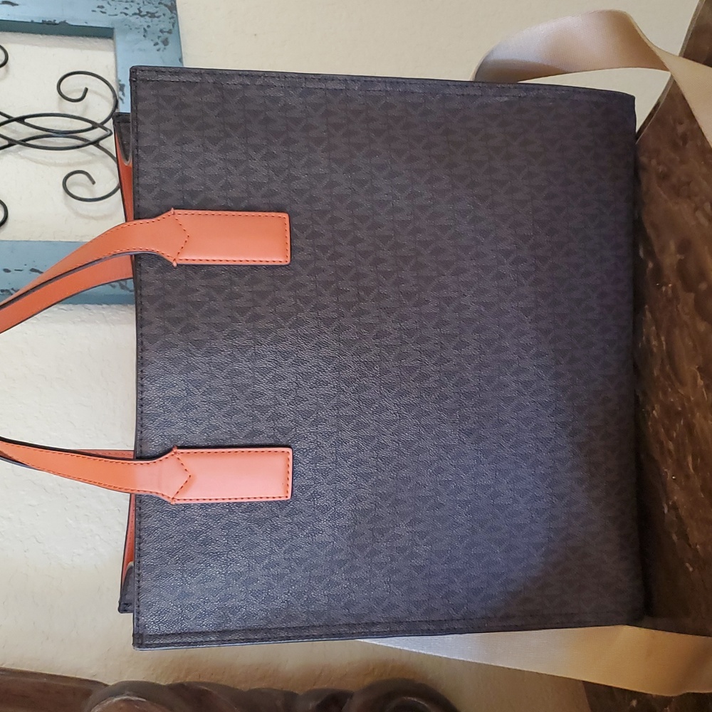 Like NEW Michael Kors Signature Kenly Tote - Picture 2 of 14
